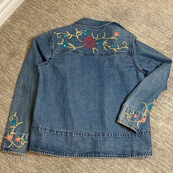 Beautiful denim jacket with floral embroidered handmade! 100👌% cotton Medium - Picture 9 of 12